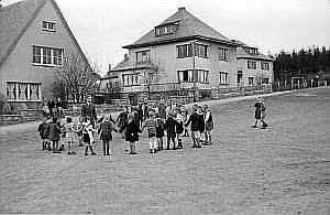 1950_55_schulhof an klocken kapelle_n_05 mit kraemer